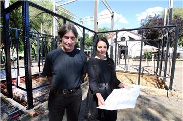 Noch ist die Orangerie im Hintergrund im Rohbau. Das wird sich bis zum 11. September ändern. Nancy und Franky Steklar sind stolz auf den Anbau.