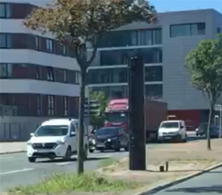 Bremerhaven: Neuer Blitzer an der Columbusstraße Noch ist es nur ein Kasten, aber sobald der Stromanschluss gelegt ist, schießt der neue Blitzer an der Columbusstraße teure Fotos.
