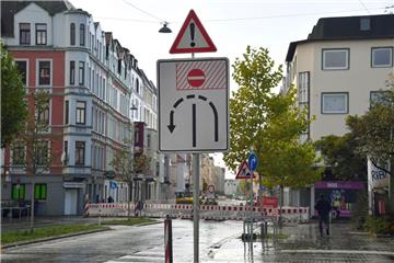 Noch ist hier kein Durchkommen, aber im November sollen die Bauarbeiten an der Rickmersstraße endgültig beendet sein.