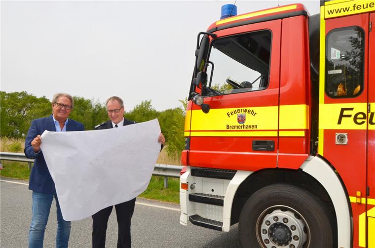Bremerhavens Norden erhält Feuerwache Noch ist hinter Jörn Hoffmann (links) und Jens Cordes nur eine grüne Wiese zu sehen. Doch hier direkt am Auto-Terminal soll die neue Feuerwache für den Norden der Stadt entstehen.