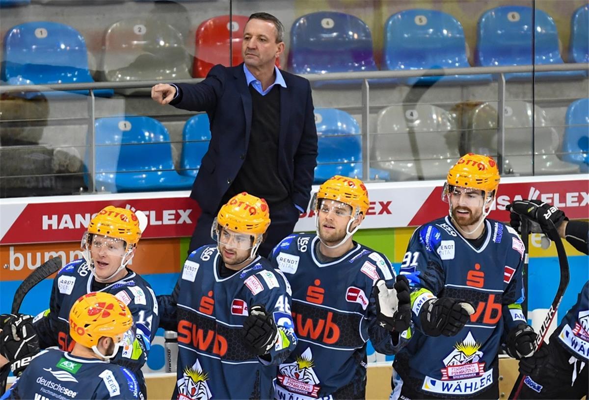 Noch ist unklar, welche Spieler Pinguins-Trainer Thomas Popiesch am Mittwochabend gegen Schwenningen zur Verfügung stehen.