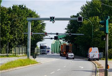 Noch kann der Verkehr auf der Grimsbystraße nicht rollen.