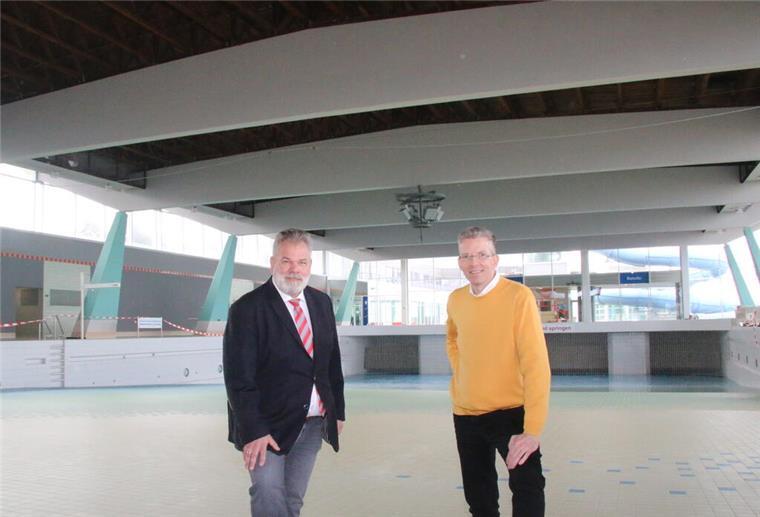 Noch können Kurdirektor Olaf Raffel (l.) und Badleiter Sascha Bange trockenen Fußes im Wellenbecken des ahoi!-Bades stehen. In den kommenden Tagen werden über die Brunnen im Watt circa 1800 Kubikmeter Meerwasser in das Becken gepumpt.