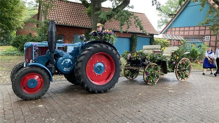 Ein Trecker fährt auf einer Straße entlang. Noch laufen die Vorbereitungen auf das Erntefest, am 4. Oktober geht es dann los, unter anderem mit einem Umzug durchs Dorf.