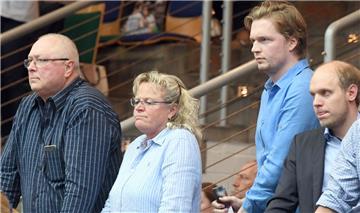 Noch lebt die Hoffnung: Eisbären-Geschäftsführer Wolfgang Grube,, Petra und Mark Grube sowie Stellvertreter Marc Bergmann (von links) fiebern bei jedem Eisbären-Heimspiel auf der Tribüne mit.