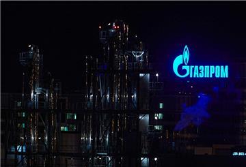 Das Logo des Energiekonzerns Gazprom ist auf einer Anlage des russischen Staatskonzerns in St. Petersburg zu sehen.