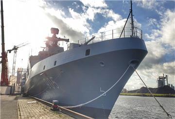 Ein Schiff liegt im Hafen.