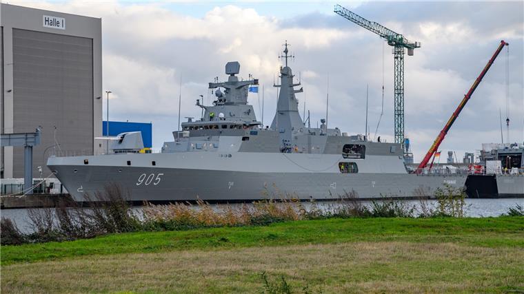 Noch liegt die „Al Qahhar“ im Fischereihafen. Um 21 Uhr soll die Fregatte aber zur ersten Probefahrt in Richtung Nordsee starten.