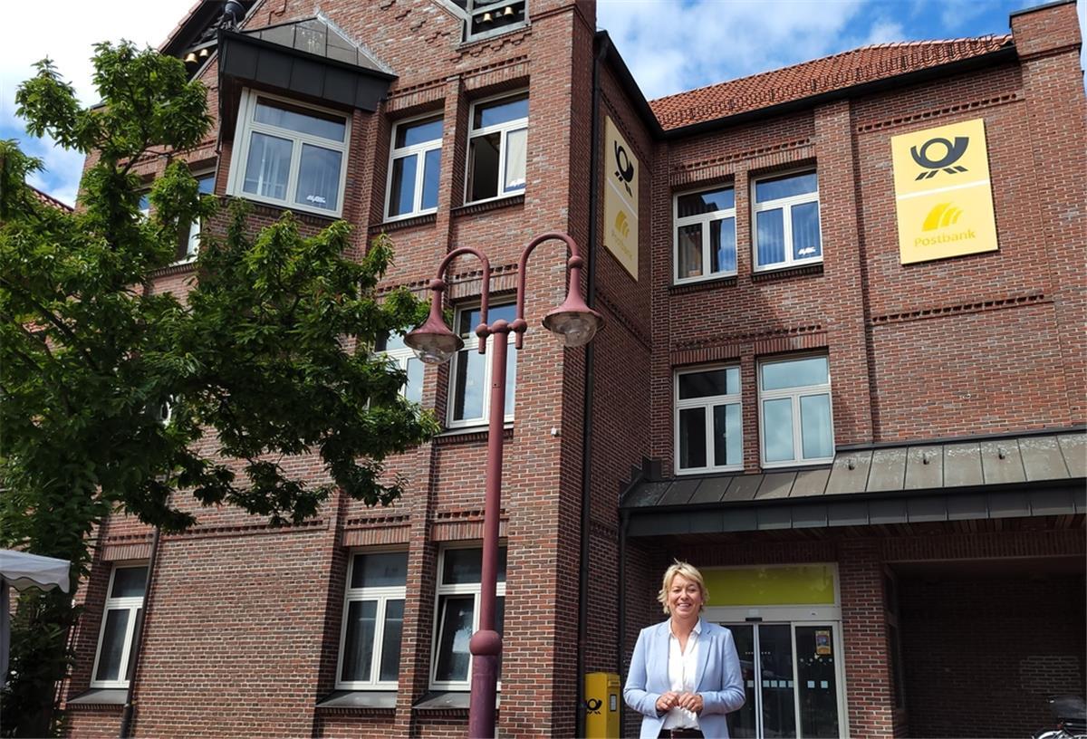 Nordenham: Aus Post wird Volkshochschule Noch prangt das Logo der Post auf dem Gebäude, bald wird es gegen das der Kreisvolkshochschule ausgetauscht. Geschäftsführerin Ulrike Michalzik freut sich, dass der Umbau im Herbst beginnen wird.