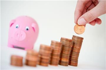 Noch sehen die meisten Banken davon ab, auf die Spareinlagen ihrer Privatkunden Negativzinsen zu erheben. Nur bei Firmenkunden und sehr vermögenden Privatkunden wird das in vielen Fällen schon so gehandhabt.  