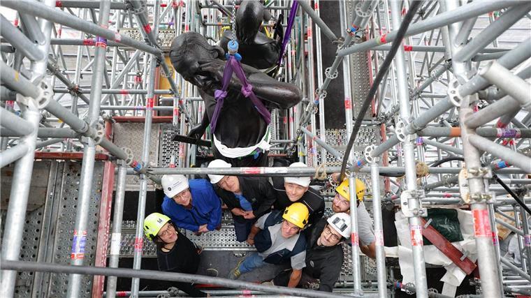 Alle Apostelstatuen zurück auf Spitze von Pariser Notre-Dame Noch sind die Statuen durch ein Baugerüst verdeckt.