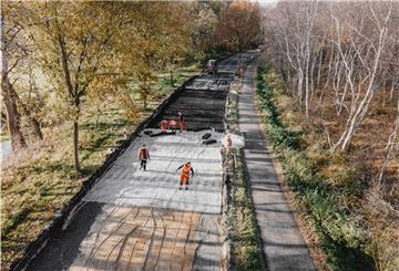 Noch sind die Straßenbauer mit dem ersten Bauabschnitt der K58 beschäftigt. Erst im kommenden Jahr soll auch das zweite Teilstück in Angriff genommen werden.