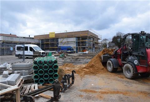 Noch stehen Gerüste am neuen Penny-Markt in Selsingen und sind Erdarbeiten in Gange. Doch die Eröffnung rückt in Sichtweite.