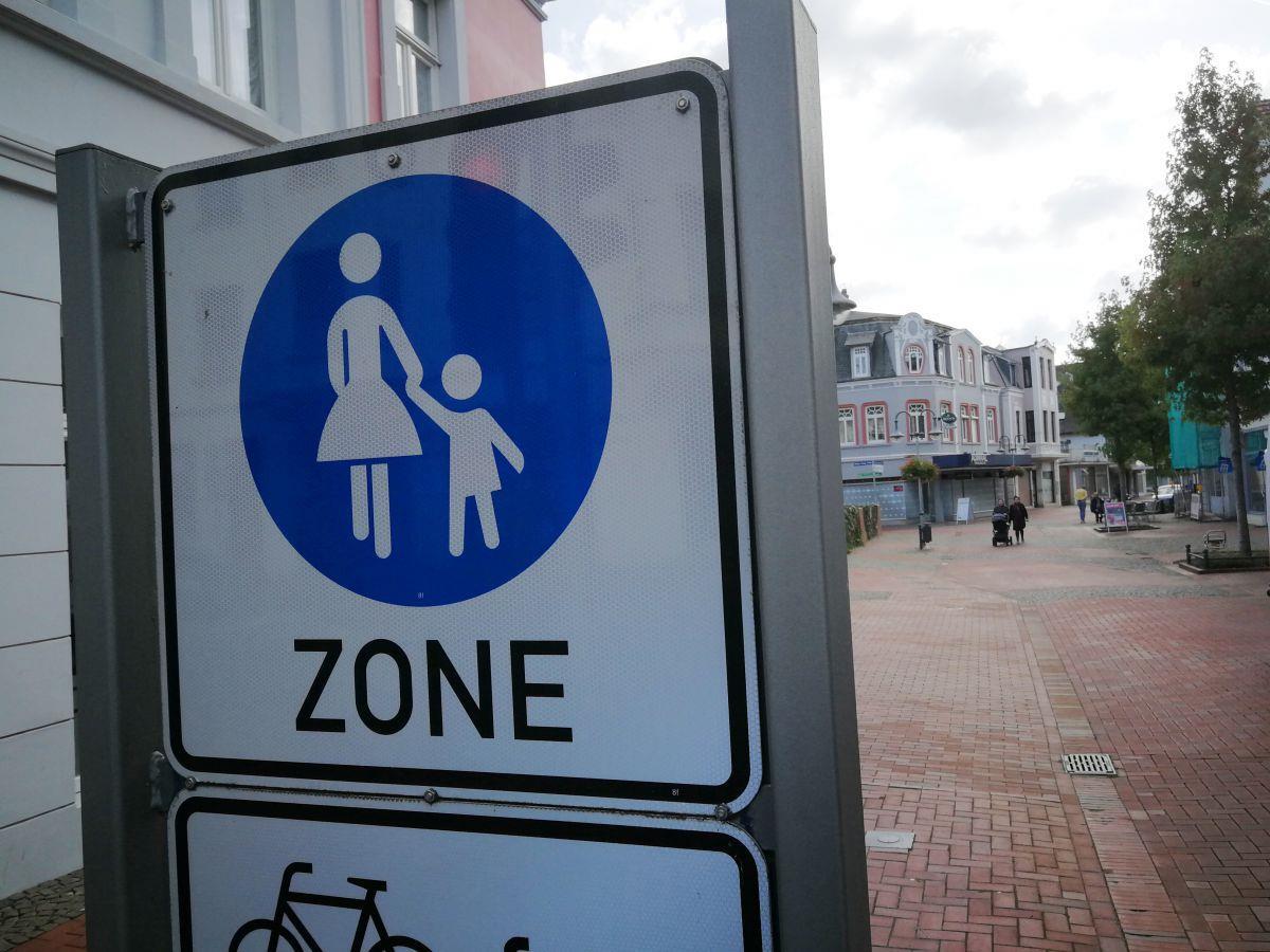 Noch steht am Nordeingang der Fußgängerzone dieses Schild. Wird es bald abmontiert, weil die Stadt diesen Teil der Innenstadt für den Straßenverkehr freigibt? Das wird die Politik voraussichtlich Ende Oktober entscheiden. 