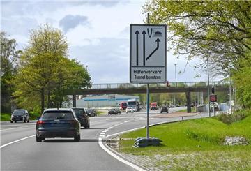 Noch steht das Schild auf provisorischen Füßen.
