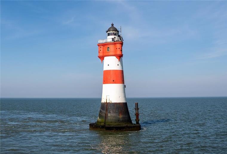 Noch steht der Leuchtturm „Roter Sand“ an seinem Standort in der Außenweser bei Bremerhaven.