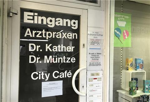 Noch steht der Name des weit über die Cuxhavener Stadtgrenzen bekannten Kardiologen Dr. Müntze an der Tür in der Fleischhut-Passage - der Zettel darunter informiert über die Praxisschließung zum 21. März.
