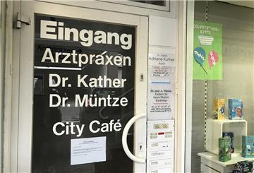 Noch steht der Name des weit über die Cuxhavener Stadtgrenzen bekannten Kardiologen Dr. Müntze an der Tür in der Fleischhut-Passage - der Zettel darunter informiert über die Praxisschließung zum 21. März.
