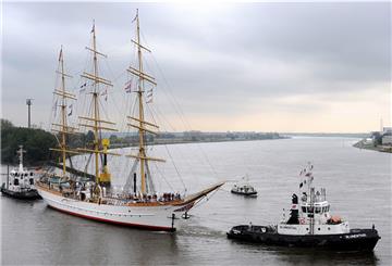 Noch steht die Abreise nach Bremerhaven nicht auf dem Programm. Aber die Chancen, dass die „Schulschiff Deutschland“ eines Tages wie hier auf dem Archivfoto Vegesack in Richtung Seestadt verlässt, sind gestiegen. Bei den Reaktionen der Mitglieder hat sich bislang eine Mehrheit für den Umzug ausgesprochen.