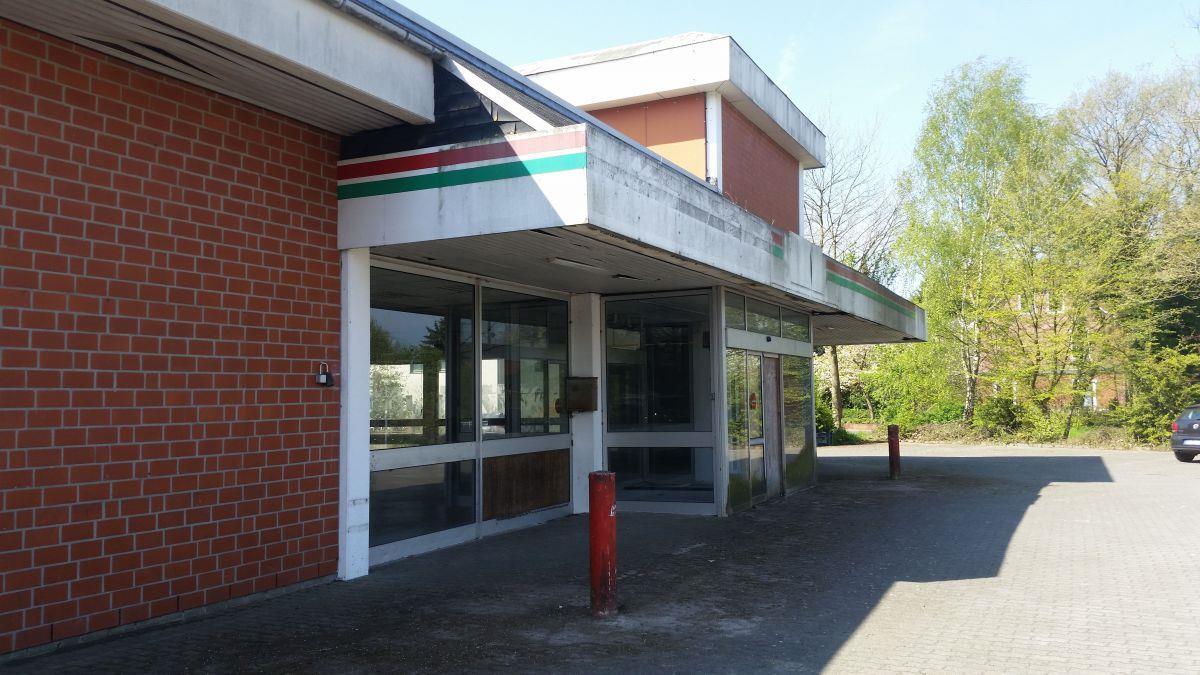 Aschenputtel sucht Prinzen: Ehemaliger Extra-Markt in Beverstedt ist Ladenhüter Noch vor kurzem sammelte sich Laub vorm Eingang, Grünbelag bedeckte das Pflaster. Nach Beginn der Recherchen wurde geputzt. FotoRendelsmann