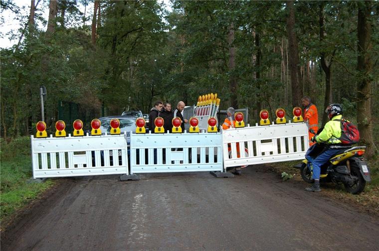 Noch während die Mitarbeiter des Bauhofes die Absperr-Baken aufstellen,  stehen die ersten Verkehrsteilnehmer vor der Absperrung und protestieren lautstark.