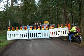 Noch während die Mitarbeiter des Bauhofes die Absperr-Baken aufstellen,  stehen die ersten Verkehrsteilnehmer vor der Absperrung und protestieren lautstark.