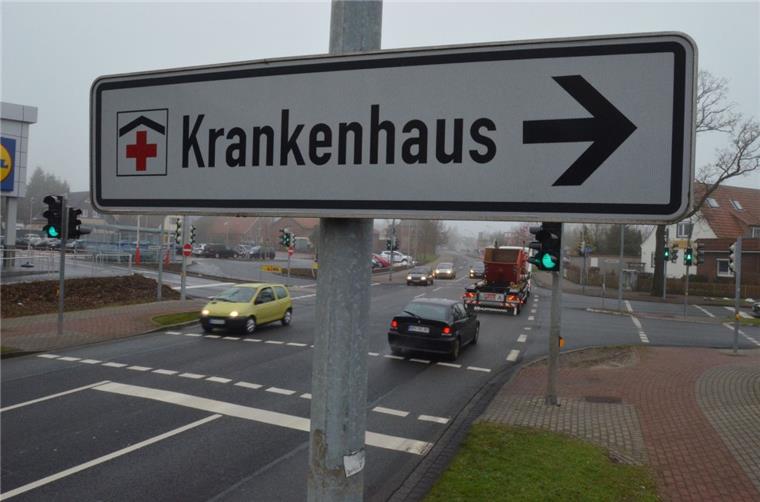 Förderer geben Kampf um das Zevener Krankenhaus nicht verloren Noch weisen die Schilder in der Stadt auf das Krankenhaus hin. Fraglich ist, ob es erhalten bleibt.