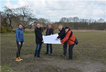 Noch wird das Gelände landwirtschaftlich genutzt, bald schon soll hier an der Brameler Straße in Schiffdorf ein neues Feuerwehrhaus stehen.