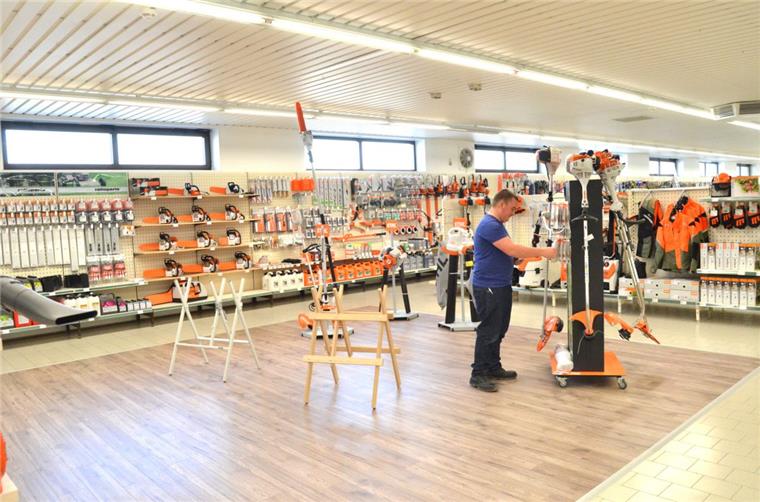 Noch wird im neuen Raiffeisenmarkt in Schiffdorf Ware eingeräumt.