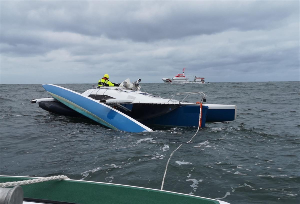 Nördlich der Insel Spiekeroog hatte sich auf dem Trimaran bei rauen Seegangsverhältnissen einer der Schwimmkörper gelöst, woraufhin der Mast brach.