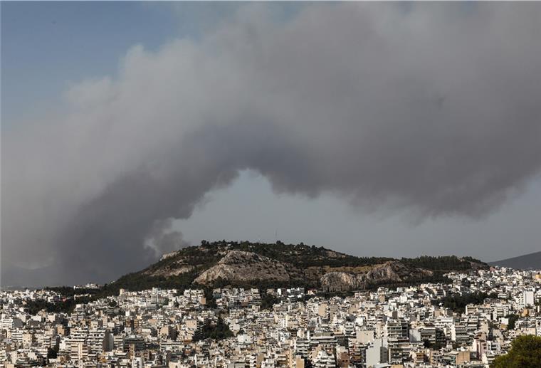 Rauch eines Waldbrandes steigt nördlich von Athen auf. 