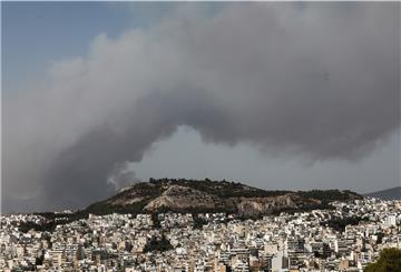 Rauch eines Waldbrandes steigt nördlich von Athen auf. 