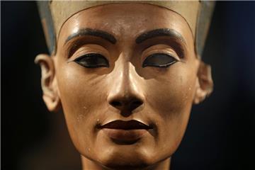 Nofretetes Büste ist weltberühmt und steht in Berlin im Museum. Nun wird darüber spekuliert, wo der Sarkrophag der Pharaonin stehen könnte. Ein britischer Forscher vermutet ihn in einem Raum neben der Grabkammer von Tutanchamun.
