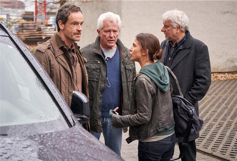 Nora Dalay (Aylin Tezel) geht ein hohes persönliches Risiko ein und steht unter Druck bei den Ermittlungen mit Peter Faber (Jörg Hartmann, links), Ivo Batic (Miroslav Nemec, zweiter von links) und Franz Leitmayr (Udo Wachtveitl) im ersten Teil der „Tatort“- Doppelfolge „In der Familie“. 