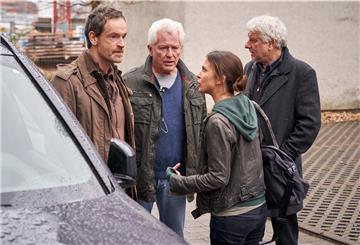 Nora Dalay (Aylin Tezel) geht ein hohes persönliches Risiko ein und steht unter Druck bei den Ermittlungen mit Peter Faber (Jörg Hartmann, links), Ivo Batic (Miroslav Nemec, zweiter von links) und Franz Leitmayr (Udo Wachtveitl) im ersten Teil der „Tatort“- Doppelfolge „In der Familie“. 