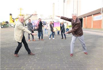 Norbert Ostenforf, Leiter des Centraltheaters (links), und Bürgermeister Michael Kurz (rechts) freuen sich gemeinsam mit den Mitgliedern der Braker Service-Clubs auf das Autokino am Binnenhafen. Foto: Lorenz
