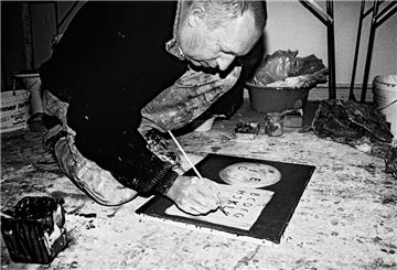 Norbert Schwontkowskis Atelier glich einer Hexenküche. Er legte die Leinwände auf den Boden und schüttete eine Mischung von Binderfarben, Eisenchlorid, Wasser und Tee darauf.
