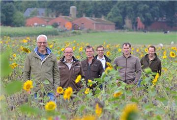 Norbert Wolf, Hans-Peter Meinke, Ottmar Enghard, Mathias Holsten, Rouven Enghard und Claus Wilkens (von links) stehen mitten in einer vier Hektar großen Blühfläche östlich von Brüttendorf. Sie bietet diversen Tier- und Pflanzenarten beste Lebensbedingungen, wo vergangenes Jahr noch Mais stand.