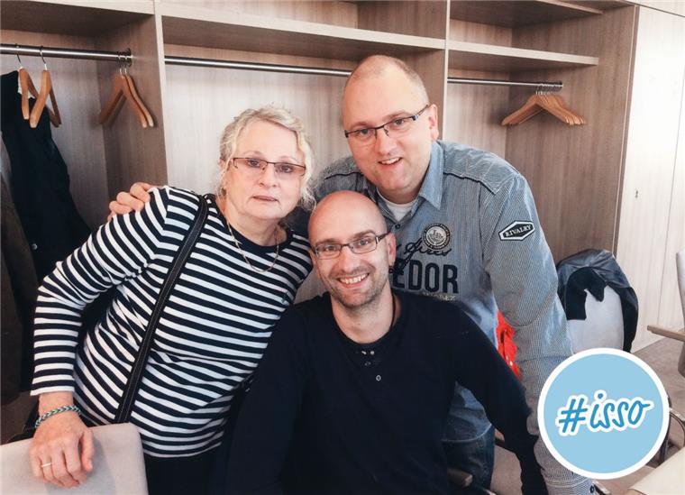nord24-Reporter Matthias Berlinke (rechts) und sein Bruder Patrick sind unheimlich stolz auf ihre Mama Christa.