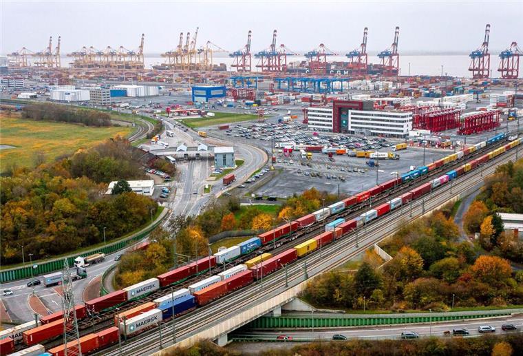 Die Hafenhinterland-Anbindung mit Straßen und Gleisen am Hafen von Bremerhaven (Luftaufnahme mit einer Drohne). (zu dpa: «Küstenländer fordern mehr Investitionen in Häfen-Anbindungen»)