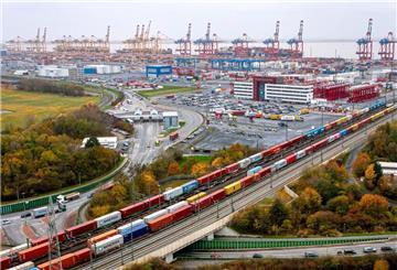 Die Hafenhinterland-Anbindung mit Straßen und Gleisen am Hafen von Bremerhaven (Luftaufnahme mit einer Drohne). (zu dpa: «Küstenländer fordern mehr Investitionen in Häfen-Anbindungen»)