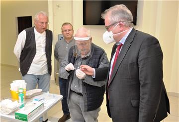 Nordenhams Bürgermeister Carsten Seyfarth (rechts) beim Corona-Schnelltest. Unser Bild zeigt mit ihm (von rechts) Dr. Michael Bodammer, den Lungenfacharzt Faiq Ehmed und Dr. Robert Ceskel.