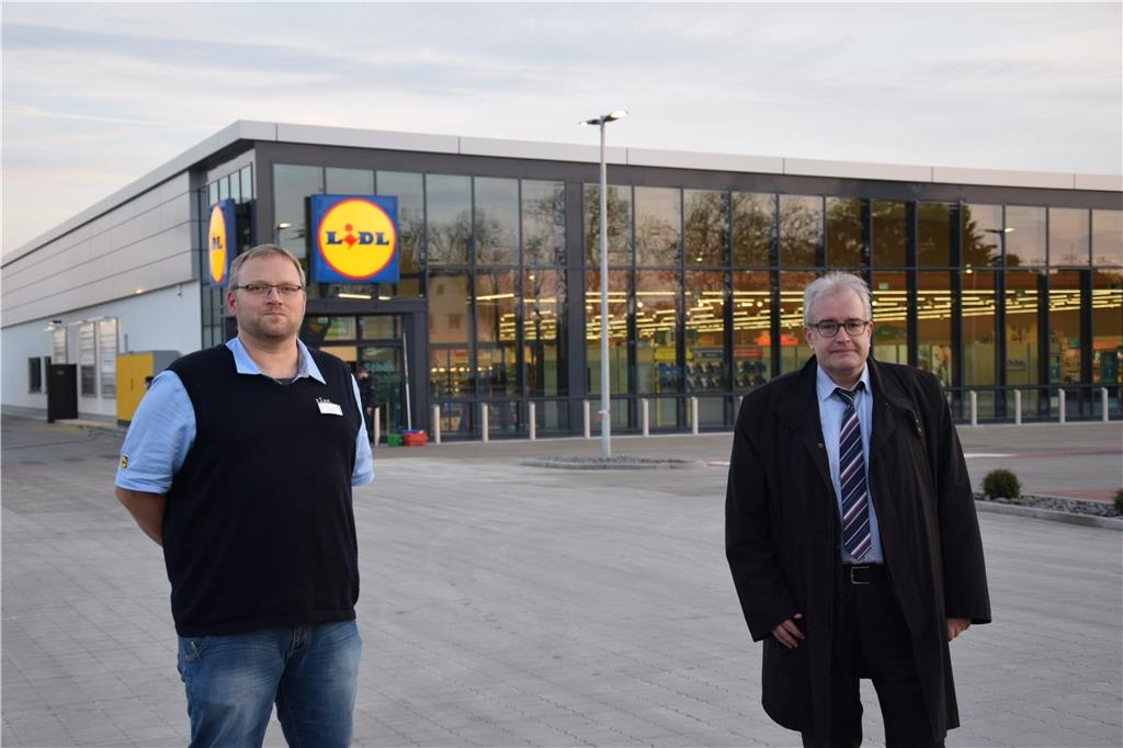 Nordenhams Bürgermeister Carsten Seyfarth und Filialleiter Ronny Urban freuen si...