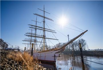 Norderlesen-Reportage: An Bord auf die Schulschiff Deutschland an ihrem Liegeplatz in Bremen-Vegesack. Im Bild: Außenansicht des Segelschiffs vor seinem Liegeplatz.