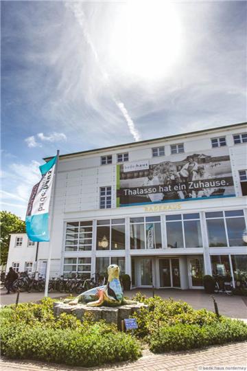 Norderney ist die zweitgrößte ostfriesische Insel. Hier spielte der Tourismus schon eine Rolle, als man anderswo darüber noch die Nase rümpfte: Norderney war ab 1797 das erste deutsche Nordseebad. Das Hannoversche Königshaus hatte auf der Insel seine Sommerresidenz. Einige der schicken Gebäude aus dieser Zeit sind noch zu sehen. Auf Norderney fahren Autos. Der Trubel konzentriert sich auf den Inselwesten. Wer es ruhiger haben will, kann Norderney in die entgegengesetzte Richtung erkunden. Die Insel hat nach Angaben der Staatsbad Norderney GmbH mit dem Badehaus ein großes Thalassozentrum - und ein Kurorchester mit 40 Musikern.