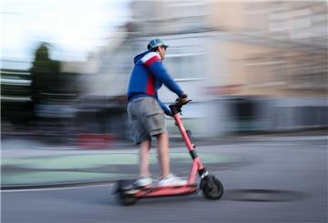 Ein Mann ist auf einem E-Scooter in Hamburg unterwegs