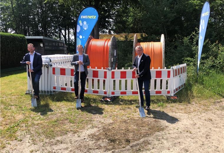 Nordholz’ Bürgermeister Marcus Itjen (von links), EWE-Kommunalbetreuer Hendrik Lüürs und EWE-Netzregionsleiter Torsten Wüstenberg beim symbolischen Spatenstich in Nordholz.