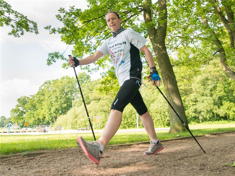24-Stunden-Lauf: Sabine Weber läuft 162 Kilometer an einem Tag Nordic Walkerin Sabine Weber kann auch laufen und wie. Foto Adebahr