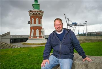 Nordisches Schietwetter macht ihm nichts aus, dennoch verlässt Seemannspastor Andreas Latz Bremerhavens die Häfen und den Blick darauf vom Pingelturm, um in das tropische Klima Singapurs zu wechseln.