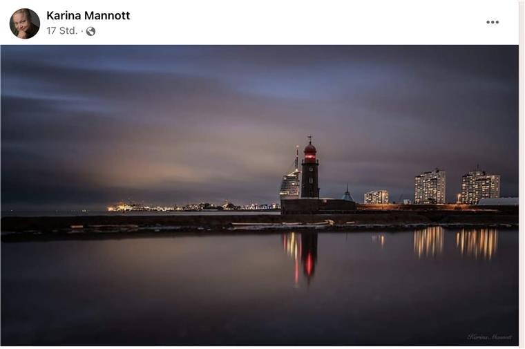 Nordmole, Leuchturm und die Skyline von Bremerhaven in magischer Abendstimmung.